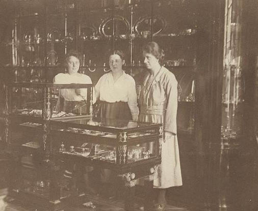 Tante Zus Rechts) bij  Fa, Bonebakker, 2 juli 1922_edited.jpg